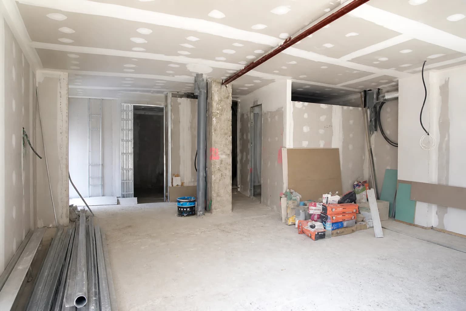 Reforma interior en ejecución con tabiquería e instalaciones visibles